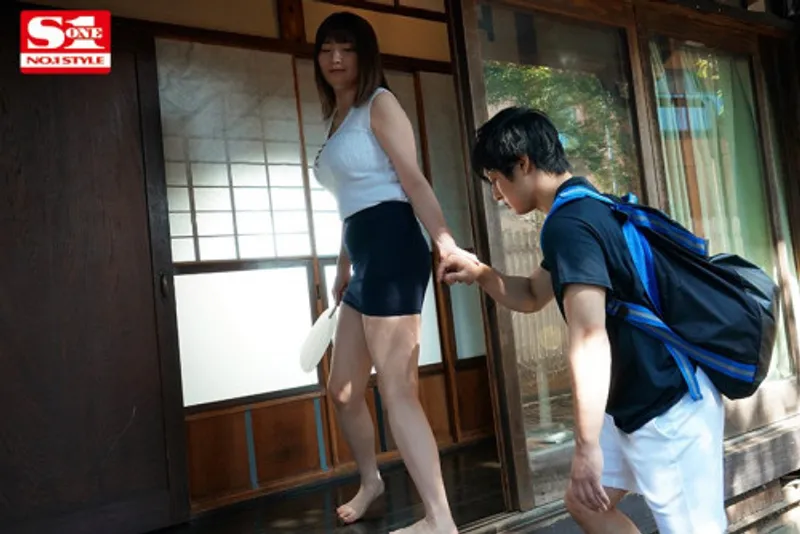 Anh chàng dâm đãng chuối khi nhìn trộm em họ vụng trộm với chồng