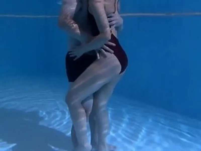 Chồng yêu lạnh nhạt, người vợ lén lút với hlv dạy bơi