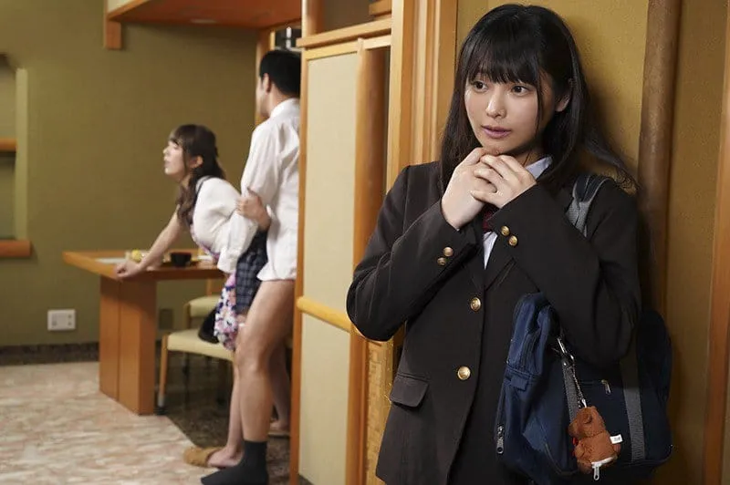 Cô con gái riêng thấy thèm khi nhìn trộm bố dượng phang mẹ