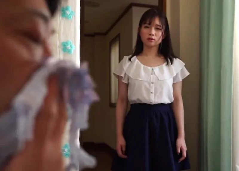 Bảo bối phát hiện bố dượng biến thái ngửi đồ lót của mình